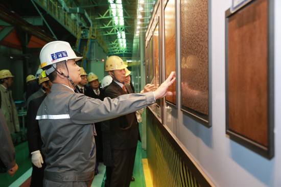 장세욱 동국제강 부회장이 지난 1일 'No. 9 CCL 준공식 및 고객사 송년행사'에 참석한 고객들에게 전시된 컬러강판 신제품을 설명하고 있다. ⓒ 동국제강