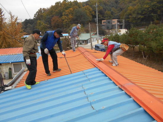 용인시는 저소득층의 노후한 주거환경을 무료로 개선해 주는 '희망의 집수리' 사업으로 올해 34가구를 수리했다. ⓒ 용인시