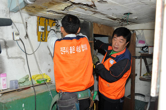 좋은 세상 협의회가 취약계층에 전기공사를 하고 있다. ⓒ 진주시청