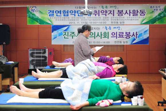 좋은 세상 의료봉사단이 노인들에게 의료봉사를 펼치고 있다. ⓒ 진주시청