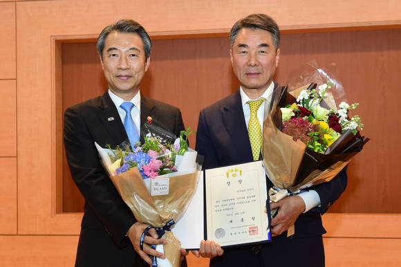 이창희 시장 (오른쪽)이 지방재정개혁 예산절감분야서 대통령상을 수상하고 있다. ⓒ 진주시청