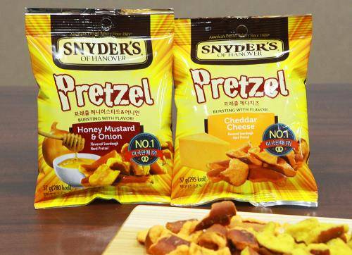 스나이더스 랜스 프레츨 허니머스타드어니언(왼쪽), 체다치즈 이미지컷. 프레츨은 실수로 빵을 두 번 구운 데서 유래됐다. ⓒ 크라운제과