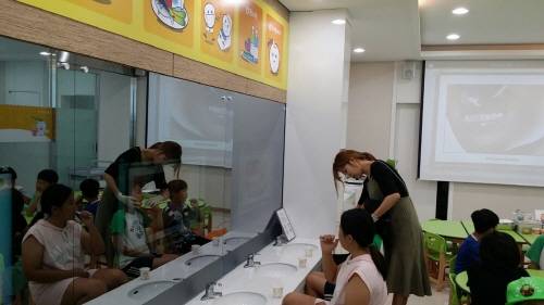 보건소에서는 올해 3월부터 아이들이 방학기간 중 구강보건센터를 방문, 거울에 비친 '올바른 이닦이' 시뮬레이션을 통해 교육을 진행했다. ⓒ 광주시