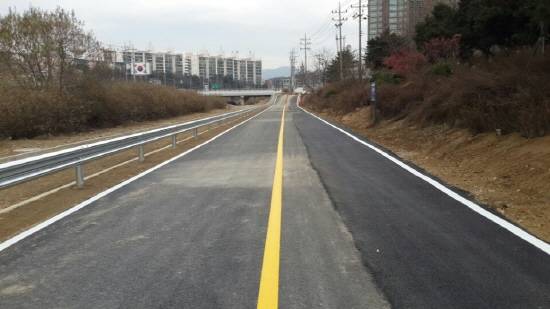 구갈동 430-1번지 일대 삼양농수산~오산천교 구간의 하천 옆으로 왕복 2차선 도로를 개설해 국도42호선과 연결했다. ⓒ 용인시
