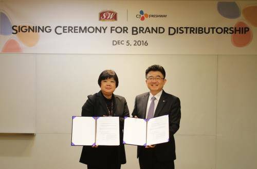 지난 5일 CJ프레시웨이 본사에서 김승하 상품개발 본부장, Tan Chooi Khim S&W 대표 등이 참석한 가운데 독점 공급계약 체결식을 진행하고 있다. ⓒ CJ프레시웨이
