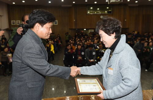 상장을 수여받고 있는 하남시 푸드뱅크 봉사회 자원봉사자와 이종수 부시장(왼쪽). ⓒ 하남시