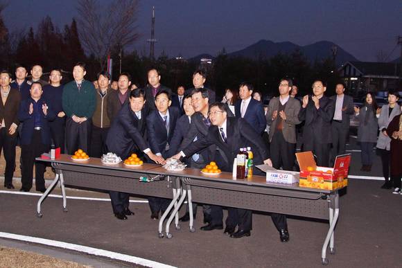 조규일 서부부지사와 직원들이 소망트리 점등식을 하고 있다. ⓒ 경남도 서부청