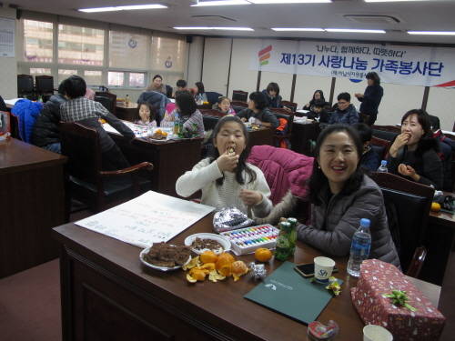 나누고 함께하면 따뜻해진다는 사랑나눔 가족봉사단의 슬로건은 지역사회의 소외된 이웃을 위한 봉사와 이로 인해 더욱 끈끈해진 가족애를 쳐다볼 수 있게 한다. ⓒ 하남시자원봉사센터