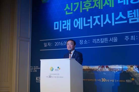 장병완 의원은 지난 9월2일 에너지경제연구원 개원 30주년 기념 국제회의에서 "국민을 위한 에너지 정책, 글로벌 환경에 적합한 저탄소 경제 대안을 위해 정부와 국회 그리고 전문가 집단이 머리를 맞대야 한다"고 강조했다. ⓒ 장병완 의원실