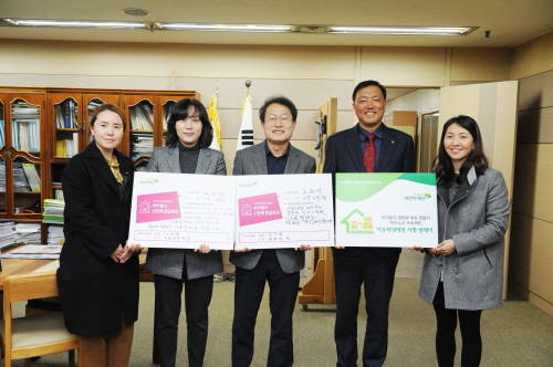 (왼쪽부터) 초록우산어린이재단 서울지역본부 이의선대리, 이필영소장, 조희연 서울시교육감, 초록우산어린이재단 소동하본부장, 이재은팀장 ⓒ초록우산어린이재단
