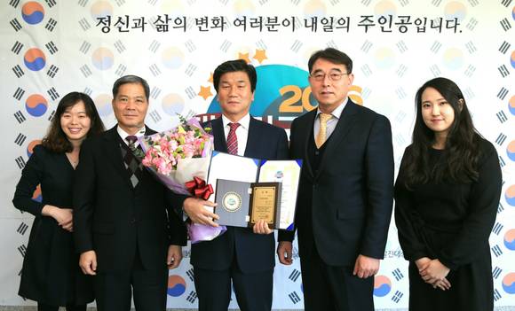 허기도 군수가 대한민국사회발전 대상을 수상하고 직원들과 기쁨을 함께하고 있다. ⓒ 산청군청