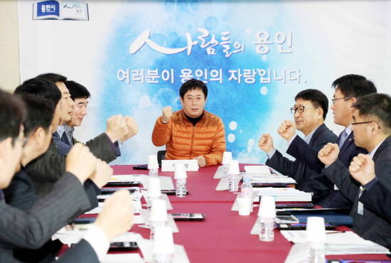 용인시가 포곡 축산농가에 대한 '2차 악취와의 전쟁'을 추진키로 하고, 12일 정찬민 시장이 직접 관련 부서 회의를 주재했다. ⓒ 용인시