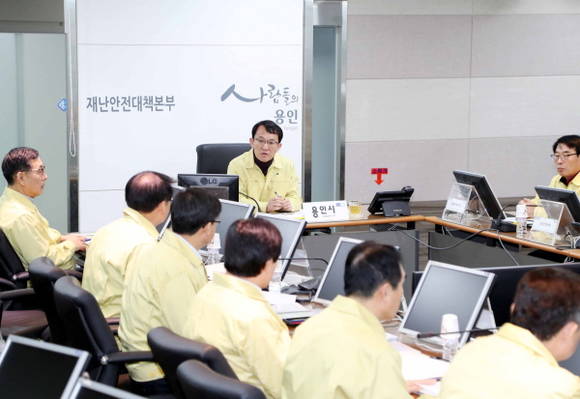 용인시는 AI 확산방지를 위해 14일 오전8시 시청 재난상황실에서 조청식 부시장을 비롯해 국장과 부서장, 3개구 보건소장, 유관기관장 등 총 50명이 참석한 가운데 긴급대책회의를 열고 부서간 협조 및 신속대응체제를 강화하기로 했다. ⓒ 용인시