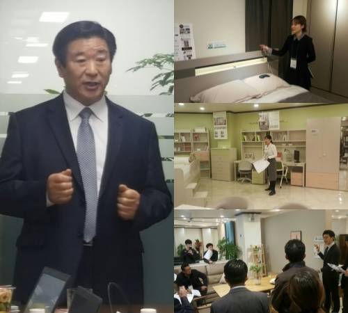 관계자가 가구별 특징에 대해 설명해주고 있다. 왼쪽은 김경수 회장. = 하영인 기자