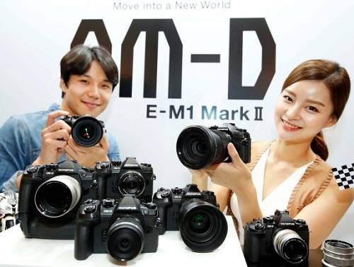 올림푸스한국이 공개한 미러리스 카메라 OM-DE-M1 마크 II. 출시 초 미러리스 카메라에 비해 휴대성은 떨어진 느낌이다. ⓒ 올림푸스한국