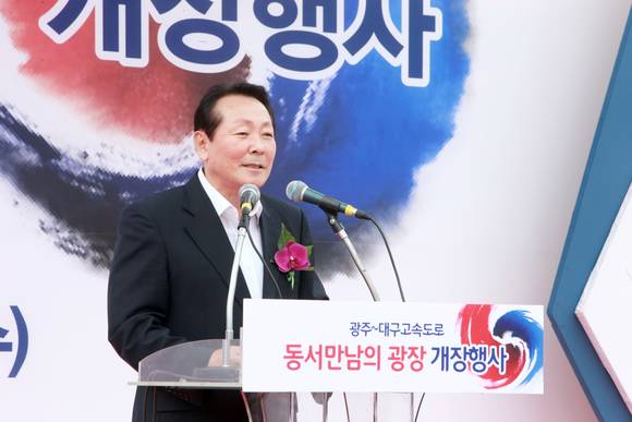 김학송 도로공사 사장이 동서만남의 광장 농산물 장터에서 축사를 하고 있다. ⓒ 한국도로공사