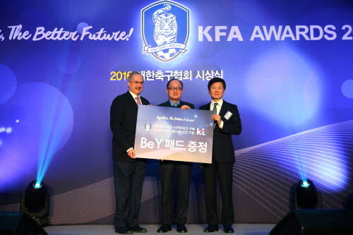 KT는 20일 대한축구협회의 스마트워크 지원 취지로 태블릿PC 증정식을 진행했다. 증정된 태블릿PC는 지난 9월 전용 단말로 출시한 '비와이 패드'다. ⓒ KT