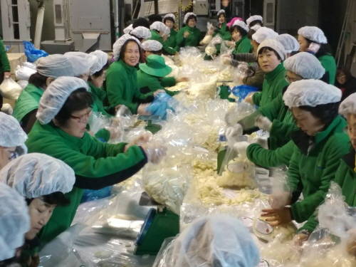 정유년에는 올해보다 더욱 힘차고 보람된 일이 있기만을 바라며 이웃나눔 사랑실천에 앞장서고 있는 가평군 새마을지회. ⓒ 가평군