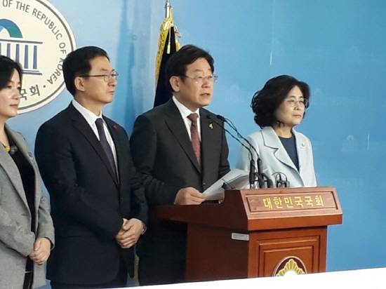 이재명 성남시장이 국회 정론관에서 'TV조선의 허위보도'와 관련 기자회견을 하고 있다. = 안유신 기자