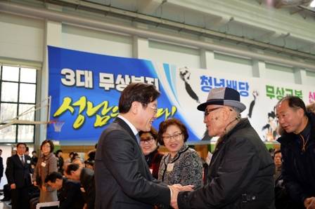 11일 이재명 성남시장이 새해인사회를 열고, 지역 어르신과 악수하며 소통하고 있다. ⓒ 성남시