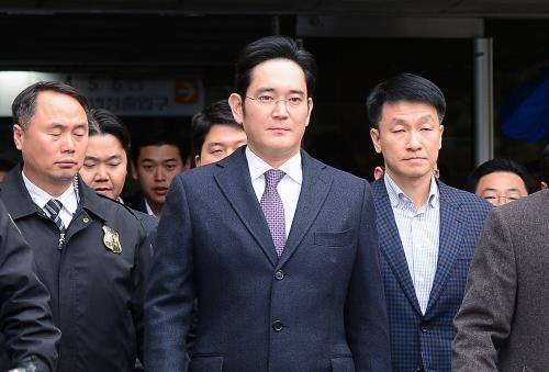 이재용 삼성전자 부회장이 18일 구속 영장실질심사를 마치고 구속 여부 결정을 기다리기 위해 서울 구치소로 향하고 있다. ⓒ 뉴스1