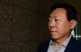 신동빈 회장이 형 신동주 전 부회장과의 경영권 갈등에서 롯데제과 장악 경쟁을 벌일 가능성이 높다는 지적이 나온다. ⓒ 뉴스1