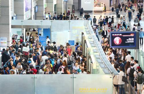 정부의 내수활성화 방안 발표와 더불어 코스피가 2100선을 돌파하며 여행주를 비롯한 내수주에 대한 관심이 높아지고 있다. ⓒ 뉴스1