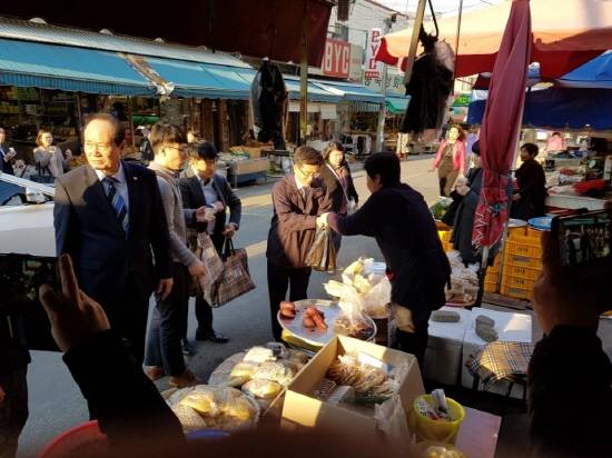 대연동 못골 골목시장서 장보기 행사가 진행된 모습. ⓒ 부산중기청