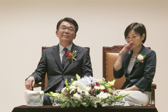 22일 이임식장에서 강호인 전 장관 내외. ⓒ 프라임경제
