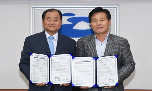 주철현 시장(우측)이 재원사업 심장섭 사장(왼쪽)과 업무협약 체결 후 기념사진을 찍었다. ⓒ 여수시