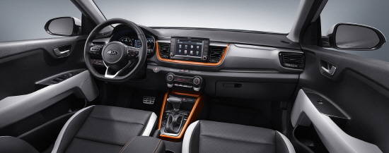 스토닉 실내공간은 수평형 레이아웃을 기반으로 넓은 공간감을 구현하는 한편, 입체적이면서도 스포티한 감각의 디자인을 적용했다. ⓒ 기아자동차