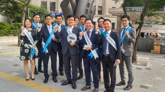 (주)부산롯데호텔이 29일 서울에서 내국인 관광객 유치를 위한 주요 포인트 판촉 활동을 진행했다. 앞줄 좌측에서 세 번째 김성한 (주)부산롯데호텔 대표이사. ⓒ (주)부산롯데호텔