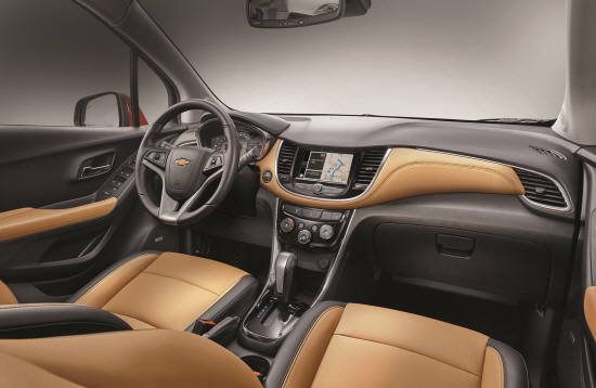 더 뉴 트랙스 실내는 섬세한 라인 흐름을 주제로 쉐보레 듀얼 콕핏 인테리어를 재해석한 동시에 프리미엄 소재를 대폭 적용하면서 디자인과 기능 측면에서 확연히 달라진 모습을 자랑했다. ⓒ 한국GM