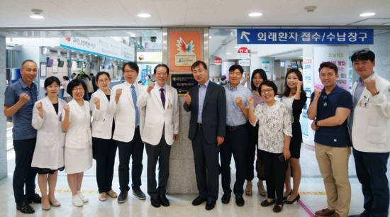 조선대병원은 13일 병원 1층에서 '해외긴급구호대 협력기관 선정 현판식'을 진행했다. ⓒ 조선대병원