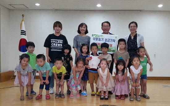 광주시 오포능평어린이집과 금호어린이집 원생들은 14일 오포읍행정복지센터를 방문해 이웃돕기 성금을 기탁했다. ⓒ 광주시청