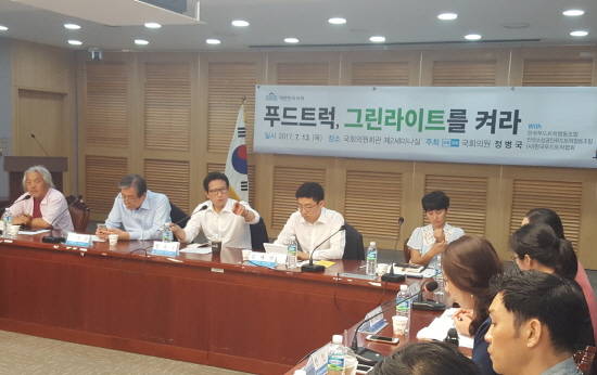 정병국 의원이 지난 13일 국회의원회관 제2세미나실에서 푸드트럭 산업의 발전적 상생방안 마련을 위한 라운드테이블 '푸드트럭, 그린라이트를 켜라!'를 개최했다. ⓒ 바른정당