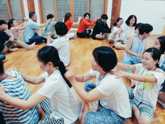 화순교육지원청 행복캠프에서 학부모와 학생들이 어깨를 풀어주고 있다. ⓒ 전남교육청