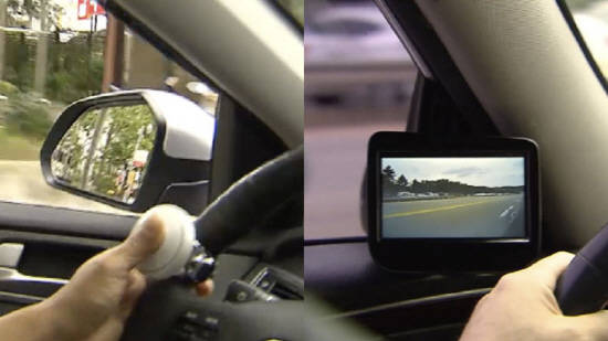 왼쪽 사진은 자동차에 백미러(거울)가 달려 있는 모습이고, 오른쪽 사진은 미러리스카의 모습이예요. ⓒ 네이버 블로그