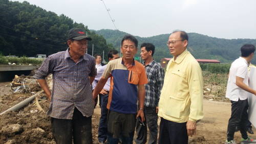 김태환 농협경제지주 축산경제 대표이사(오른쪽)가 충북지역 수해피해농가를 방문해 피해농장주와 대화하며 피해현장을 둘러보고 있는 모습. ⓒ 농협