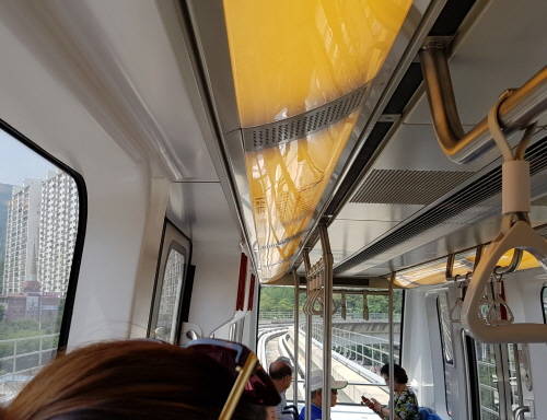 의정부경전철 운영 모습. 창 밖으로 보이는 레일이 기존 철도와 같은 2줄 방식임을 알 수 있다. = 임혜현 기자