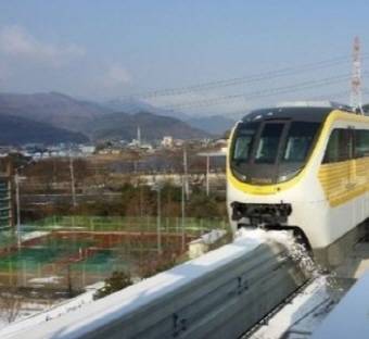 굵은 궤도 하나에 의지해 달리는 모노레일 방식의 대구도시철도 3호선. ⓒ 뉴스1