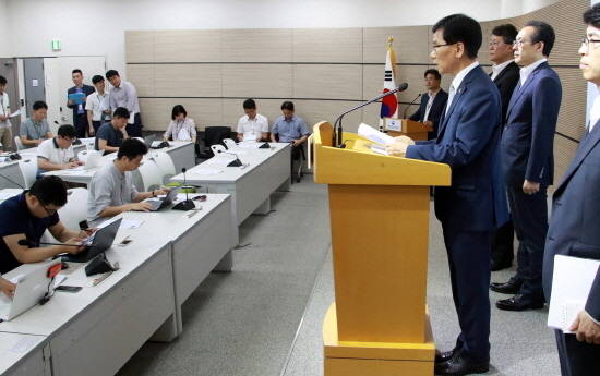 이성기 고용노동부 차관이 7월5일 공기업이나 정부가 만든 기업인 '공공부문'의 블라인드 채용을 하겠다는 내용을 발표하고 있는 모습이예요. ⓒ 고용노동부