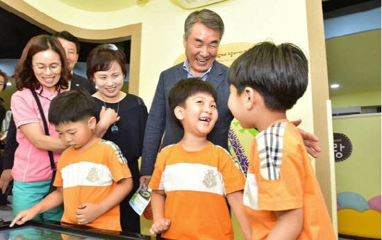 이창희 진주시장이 어린이들이 우리 농업의 소중함을 깨달을 수 있도록 만든 장소인 '어린이 농촌테마체험관'에서 어린이들과 함께 활짝 웃고 있어요. ⓒ 진주시