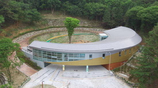 경상남도 진주시에 청소년을 위한 체험관을 짓고, 축하하는 행사를 열었어요. ⓒ 진주시