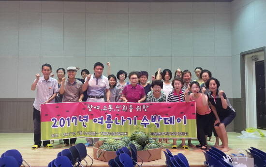 마북동은 주민자치위원회에서 오는 28일까지 주민자치센터 수강생과 강사 1500여 명에게 수박을 나눠주는 '여름나기 수박데이'를 운영한다. ⓒ 용인시청