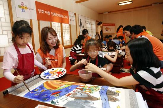 26일 한화그룹 임직원 봉사자들과 초등학생들이 서울 종로구 무계원에서 전통문화 체험 활동을 진행하고 있다. ⓒ 한화그룹