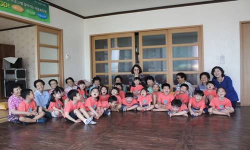 광양시 태인동 장내마을 어르신과 태인어린이집 아이들이 활짝웃으며 기념사진을 찍었다. ⓒ 광양시