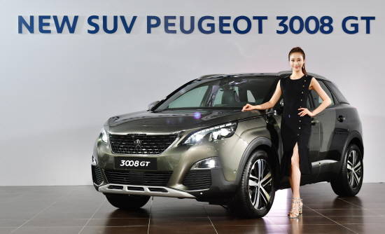푸조 GT만의 스피릿을 반영해 새롭게 출시된 푸조 3008 GT는 강력한 힘과 효율성을 갖춘 블루HDi 2.0 엔진과 특유 스포티함과 프리미엄 감성을 극대화한 디자인, 그리고 첨단 안전·편의사양을 적용해 차별화된 스포티함과 고급스러움을 갖춘 것이 특징이다. ⓒ 한불모터스