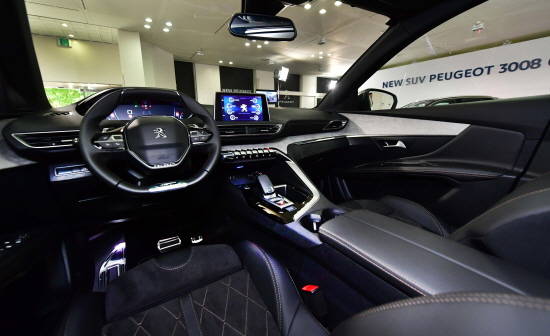 뉴 푸조 3008 GT 실내는 시트와 대시보드, 도어트림 패널에 고급 알칸타라 소재를 사용해 고급스럽고 스포티한 느낌을 극대화했다. ⓒ 한불모터스