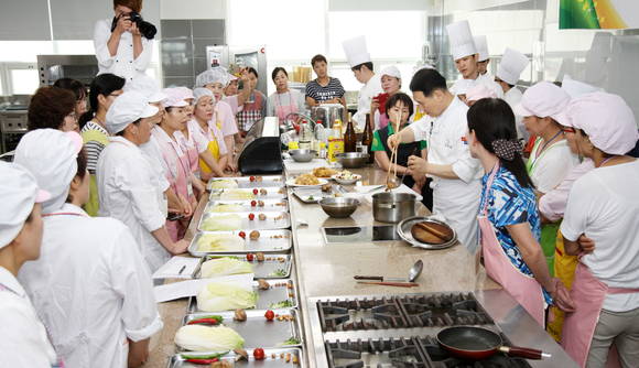 충북교육청은 조리 종사원 중 희망자를 대상으로 체험이 있는 연수를 실시 하고 있다. ⓒ 충북교육청